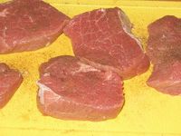 толстые куски мяса поперечно нарезанные
